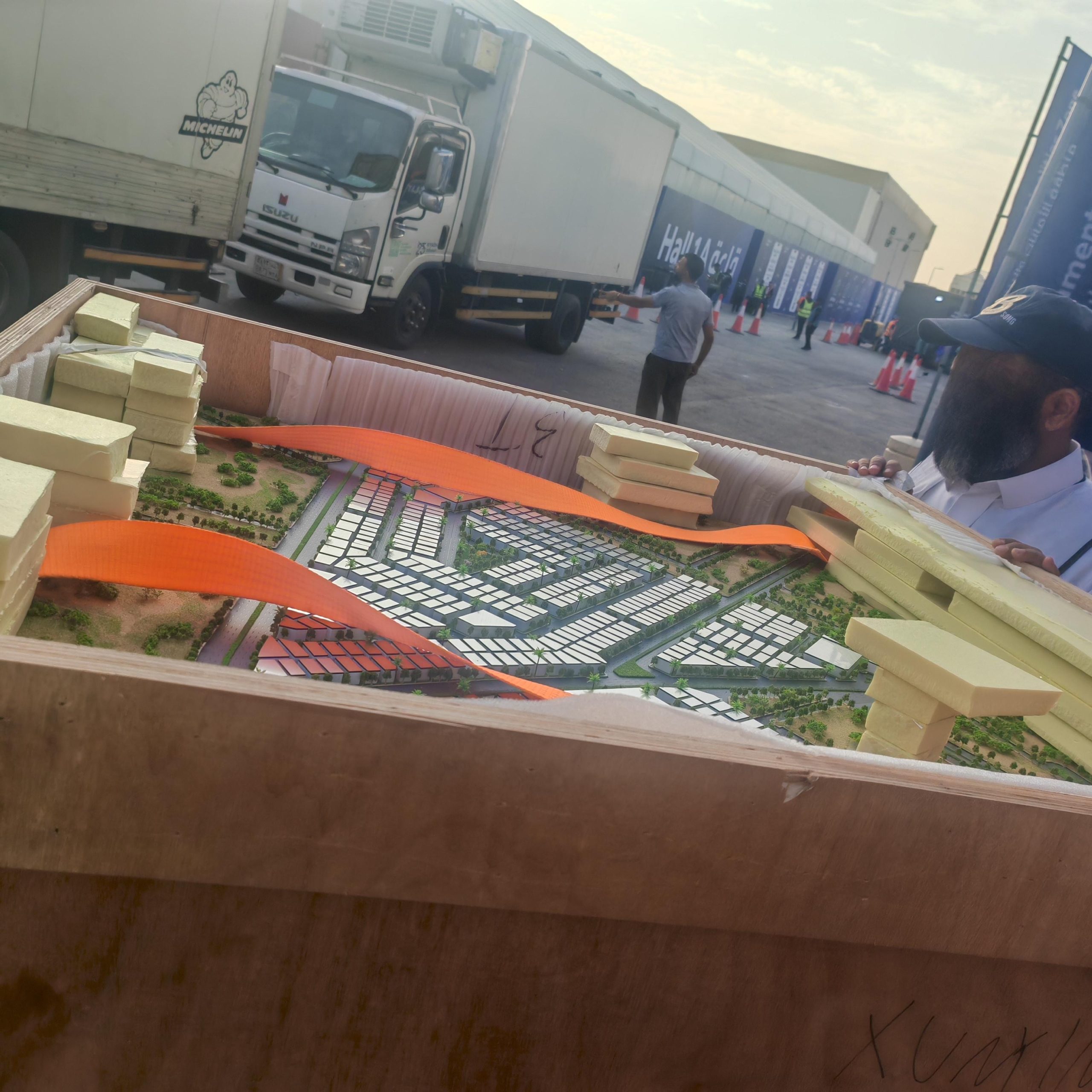 Internal foam protection for model shipping